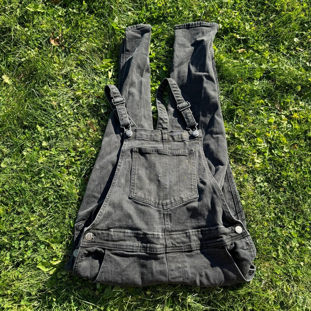BLACK DENIM DISTRESSED OVERALLS